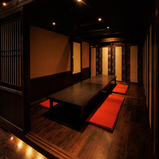 【8〜10名様向け完全個室】落ち着いた和モダン的古民家風の完全個室。

