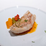 レストラン オオツ - 2025.9 いわき梅田水産ユメカサゴ サフランと赤ピーマンのソース 付け合わせに3色のピーマン