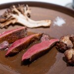 レストラン オオツ - 2025.9 ランド産ピジョン（ロース、マリネして揚げた腿肉、ハツ）キノコ（ポルチーニ、舞茸、スパラジス）ソース 天然舞茸