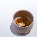 レストラン オオツ - 2025.9 天然キノコ（ハツタケ、タマゴタケ、センボンシメジ）すっぽんスープ