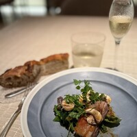 ベージュ アラン・デュカス 東京 - 鴨もも肉のコンフィシュクリーヌレタスのソテーと秋野菜のサラダ