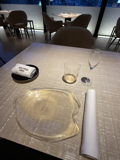 シャネル銀座ビルの最上階、デザートは可愛いカメリア チョコ』by