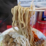 ラーメン 鷹の目 - 平打ちの極太ムチムチ麺。