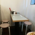 大衆ギョーザスタンドウーロン - 店内の端っこ席の様子。