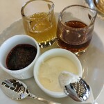 レストラン カスケード - ホイップクリーム、メープルシロップ、 自家製ブルーベリージャム