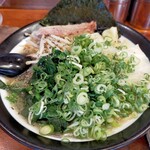 百麺 中山道店 - 焼豚をどかすと野菜盛りの量がよくわかる