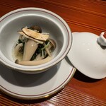 花月 - ◉ 先付け
      　松茸、しめじ、えのき、ほうれん草のお浸し
      　　秋の旬を意識した先付けでした♪