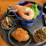 Umi鎌倉 Organic Restaurant - 左がカツオのたたき、さがみ三元豚のつくね