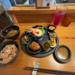 Umi鎌倉 Organic Restaurant - Umiランチ
                                Umi鎌倉の美味しさがつまった名物八寸ランチ　先付け・酵素玄米・味噌汁付き
                                ¥2530