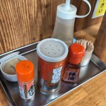 らーめんつけ麺 びんびん亭 - 卓上の調味料