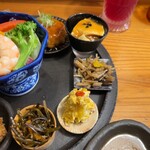 Umi鎌倉 Organic Restaurant - 手前が切り昆布の煮物
                                かぼちゃとさつまいもの白和え
                                四種きのこのきんぴら
                                玉子豆腐（平飼い卵）
                                奥が、さつまいもまんじゅう
                                真ん中が季節野菜の蒸し物　
                                （ソース付き）
                                
                                
                                