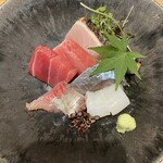 大月 - お造り盛り合わせ　京都の本鮪　剣先イカ　鯖のきずし　天然縞鯵
