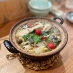 茶虎飯店 - 本日のメイン　発酵トマトとハーブ＋ナマズの鍋物