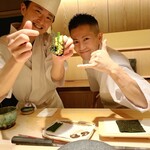 鮨 由う - プリン巻きパフォーマンス