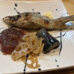小料理 椿 - 鮎の塩焼き、デーツ、蓮根のきんぴら、茄子