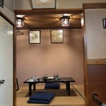 小料理 椿 - 奥のお座敷。いい雰囲気