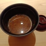 鮨 由う - お椀（海老出汁味噌汁）