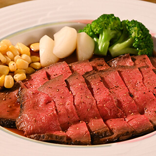 創業時から変わらぬ味わい。特選和牛のローストビーフがおすすめ