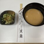 天錦 - 味噌汁と付け合わせ。　箸袋が最高ですね！