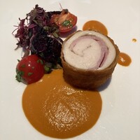 ヴァリノール - 鳥の胸肉でチーズとハムを巻き込んでカツレツ風にトマトの酸味がきいたソースで