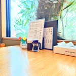 やぶ善 - 外光が差し込む、窓際の席。卓上常備。