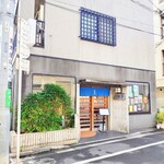 やぶ善 - 竹も備わるシックなファサード。