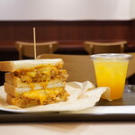 BUNK SANDWICHES Mita seizaka ten - Pulled Pork Cheddar, JPY 870
                      ◉ Drink Set: Orange Juice, JPY 250