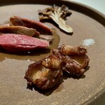 レストラン オオツ - ランド産ピジョン（ロース、マリネして揚げた腿肉、ハツ）キノコ（ポルチーニ、舞茸、スパラジス）ソース 天然舞茸