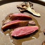 レストラン オオツ - ランド産ピジョン（ロース、マリネして揚げた腿肉、ハツ）キノコ（ポルチーニ、舞茸、スパラジス）ソース 天然舞茸