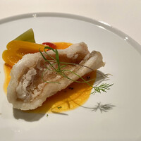 レストラン オオツ - ■いわき梅田水産ユメカサゴ サフランと赤ピーマンのソース 付け合わせに3色のピーマン