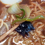 らーめん　まんまる屋 - 野菜炒め、、中太縮れ麺、辛味スープ