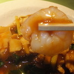 中華厨房あんにん - 五目あんかけ焼きそば　８００円の海老のアップ　【　２０１４年１０月　】