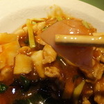 中華厨房あんにん - 五目あんかけ焼きそば　８００円のハムのアップ　【　２０１４年１０月　】