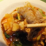 中華厨房あんにん - 五目あんかけ焼きそば　８００円の豚肉のアップ　【　２０１４年１０月　】