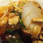 中華厨房あんにん - 五目あんかけ焼きそば　８００円のイカのアップ　【　２０１４年１０月　】