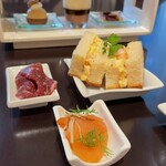 東京ステーションホテル ロビーラウンジ - スモークサーモンときのこのマリネ・ブレザオラビーフとブロッコリーのポテトサラダ・小海老と卵のサンドウィッチ