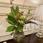 東京ステーションホテル ロビーラウンジ - エレベーター前のお花