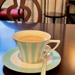 東京ステーションホテル ロビーラウンジ - ロイヤルミルクティー
                                ミルク感たっぷりで濃厚＆まろやかな王道ミルクティー。ロビーラウンジの看板メニュー(だと勝手に思っています。)