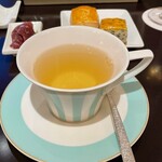 東京ステーションホテル ロビーラウンジ - タイムレス エレガンス
      桜の香りのするさっぱりとしたお茶。緑茶ベース。まるで桜餅を食べているかのよう。