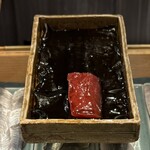 京極寿司 - 赤身（昆布の上で醤油漬けされている）