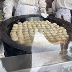 弄堂 生煎饅頭 - 大量に揚げ焼きされてます