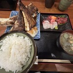 備長炭火焼 じげ - 鮪かま（中）炭火焼きとお刺身セット（1500円）