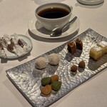 モトイ - ◾小さなお菓子
      餡入りココナッツ団子
      月餅
      ホワイトチョコ
      トリュフ
      京菓子
      アールグレイのキャラメル