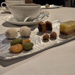 モトイ - ◾小さなお菓子
      餡入りココナッツ団子
      月餅
      ホワイトチョコ
      トリュフ
      京菓子