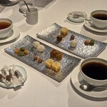 モトイ - ◾小さなお菓子
      餡入りココナッツ団子
      月餅
      ホワイトチョコ
      トリュフ
      京菓子
      アールグレイのキャラメル