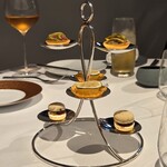 モトイ - 小さなスナック(2人分)
      無花果と鴨のリエットのタルト
      クラゲと酢橘の春巻の皮にのせて
      胡椒のマカロン　