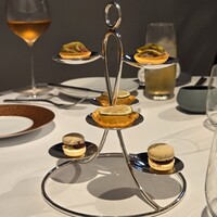 モトイ - 小さなスナック
(2人分)
                    無花果と鴨のリエットのタルト
                    クラゲと酢橘の春巻の皮にのせて
                    胡椒のマカロン　