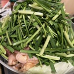 もつ鍋専門店 元祖 もつ鍋 楽天地 西中洲店 - ニラたっぷりのもつ鍋