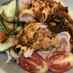 北京飯店 - しゃぶしゃぶ肉のニンニク辛子醤油たれかけ