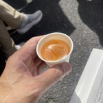 よし房 凛 - 待っていると冷茶のサービスが。うれしいですよね。日傘の貸し出しもしていました。